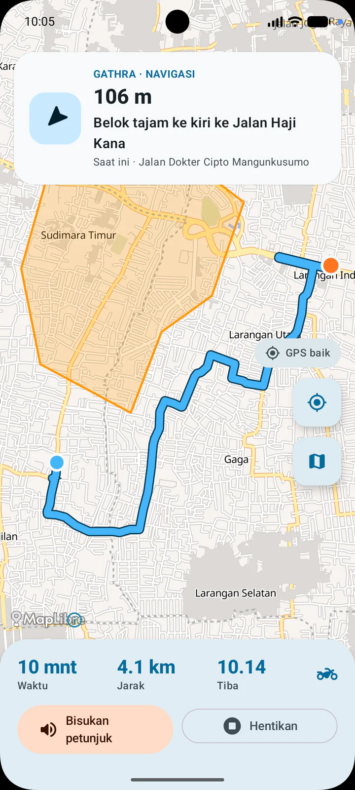 Tampilan navigasi turn-by-turn GATHRA dengan petunjuk belok, rute, dan area pemantauan banjir pada peta.